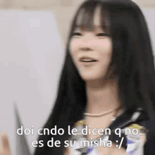 a close up of a woman 's face with the words `` doi cndo le dicen q no es de su misha ''