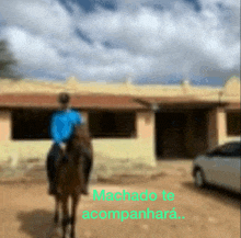 a man riding a horse in front of a building with the words machado te acompanhara written below him