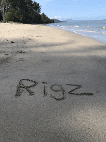 the word riz is written in the sand on a beach