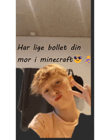 a boy giving a peace sign with the words har lige bollet din mor i minecraft