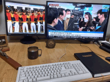 an lg monitor shows a news report in korean