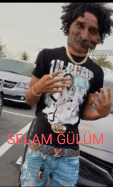 a man wearing a black t-shirt that says ' selam gülüm ' on it