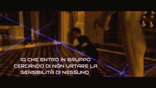 a screen shows a statue and the words " io che entro in gruppo " below it