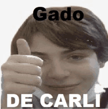 a person is giving a thumbs up with the words gado de carli behind them