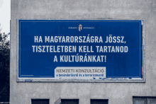 a billboard on a building that says ha magyarországra josz