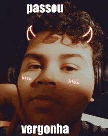 a picture of a man with headphones and devil horns with the words passou and vergonha