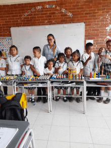 a group of children in a classroom with a sign above them that says " educa es una forma de eguismo "