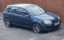 a blue car with the license plate lnz 238b