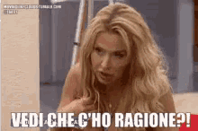 a woman with blonde hair is looking at the camera with the words vedi che c ' ho ragione written below her