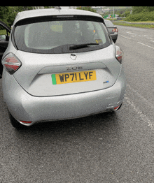 a silver zoe car has a yellow license plate that says wp71lyf