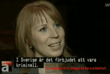 a woman is on a tv screen and says i sverige ar det förbjudet att vara kriminell