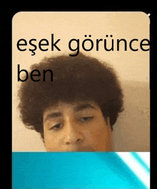 a picture of a man with a big afro and the words " esek görünce ben " on the bottom