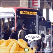 a bus that says feliz dia dos pres on the side