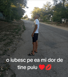 a man standing on the side of a road with the words o iubesc pe ea mi dor de tine puiu on the bottom