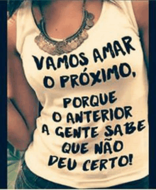 a woman wearing a white shirt that says vamos amar o proximo