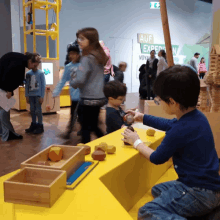 a group of children are playing in front of a sign that says auf expedition