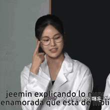 a woman wearing glasses and a lab coat with the words jeemin explicando lo muy enamorada que esta de moti written below her