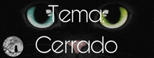 a close up of a cat 's eyes with the words " tema cerrado " below them