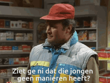 a man wearing a red hat and a blue jacket says ziet ge ni dat die jongens geen manieren heeft