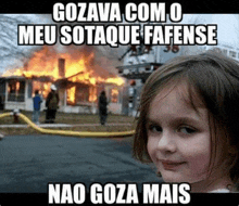 a little girl is smiling in front of a burning house with the caption gozava com o meu sotaque fafense nao goza mais