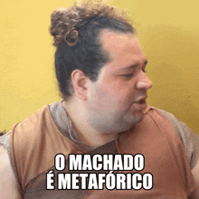 a man with a bun on his head says o machado e metaphorico