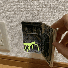 a person is opening a light switch with a yellow arrow pointing to the letters tm