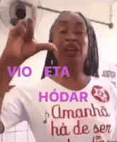 a woman wearing a white shirt that says vio eta hodar amanda ha de ser