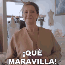 a woman wearing a tan jacket and a hat says ique maravilla