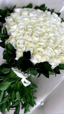 a large bouquet of white roses with bellas flores written on the bottom right