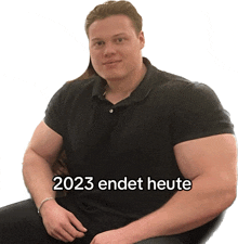 a man in a black shirt with the words 2023 endet heute written on the bottom