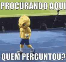 a yellow mascot is walking on a track with the words " procurando aqui quem perguntou " below him