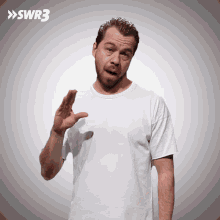 a man in a white t-shirt with swr3 written on the bottom