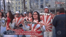 a group of people are dancing in a parade with the words especial europa veja como vivem os brasileiros que mudaram de paisi