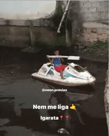 a young boy is riding a jet ski in a river with the caption nem me liga igarata