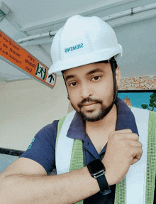 a man wearing a hard hat that says siemens