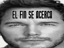 a black and white photo of a man with the words el fin se acerca above him