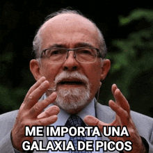 a man with glasses and a beard is saying " me importa una galaxia de picos "