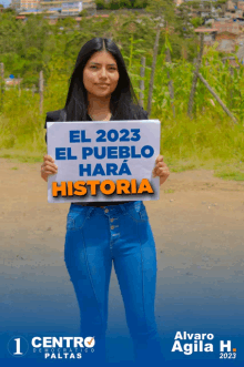 a woman holding up a sign that says el 2023 el pueblo hara historia