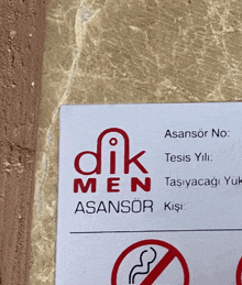 a sign on a wall that says dik men on it