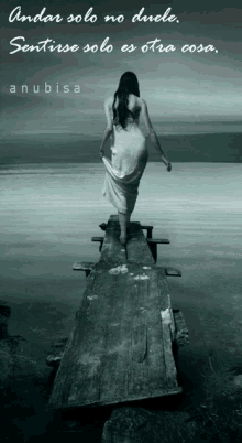 a black and white photo of a woman walking on a dock with the words " andar solo no duele sentirse solo es otra cosa "