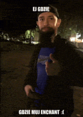 a man with a beard wearing a hat and a blue shirt with the words ej gdzie