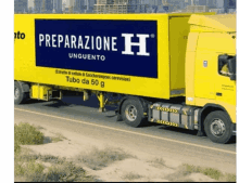 a yellow truck with the word preparazione on the side