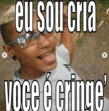 a picture of a boy with glasses and the words eu sou cria voce e cringe on the bottom