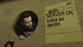 a man is pointing at a piece of paper that says server on todos pa entro
