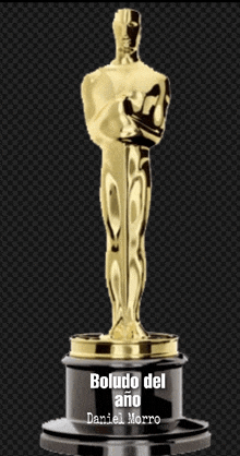 a gold oscar statue that says boludo del ano daniel morro