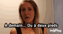 a woman says " a demain ou a deux pieds " in a foreign language