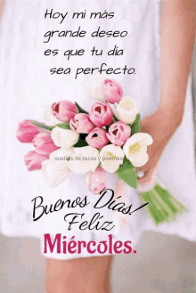 a woman holding a bouquet of pink and white flowers with a spanish message