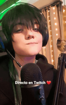 a person wearing headphones and a microphone with the words directo en twitch on the bottom right