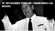 a black and white photo of a man in a suit and tie with a caption that says te aplauderia pero me chorearon las manos