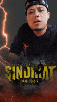 a man wearing a hat and a shirt that says sindikat